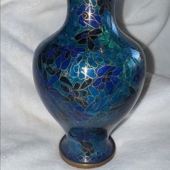 A vintage Chinese cloisonné enamel vase with floral motifs. - Picture 2 of 11